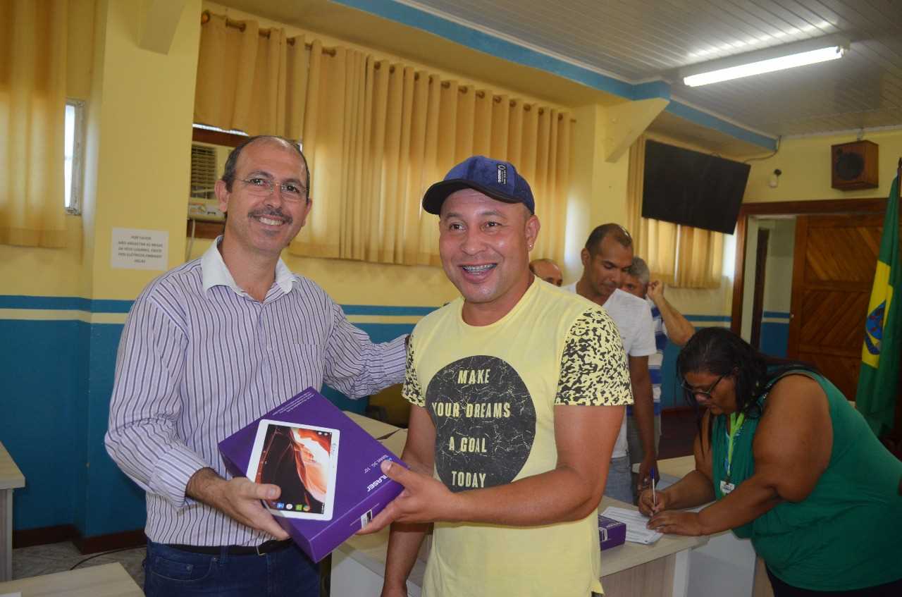 Secretaria de Saúde de Camacã faz entrega de 70 Tabletes para Agentes Comunitários